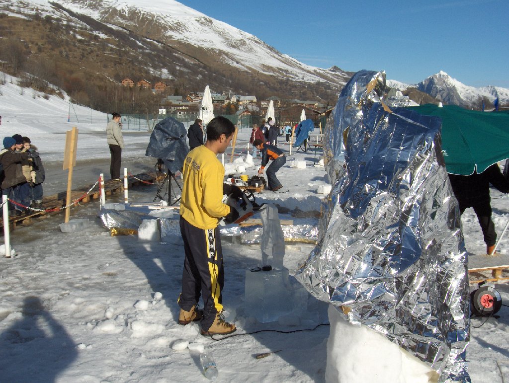 2- un artiste sculpteur au travail.JPG