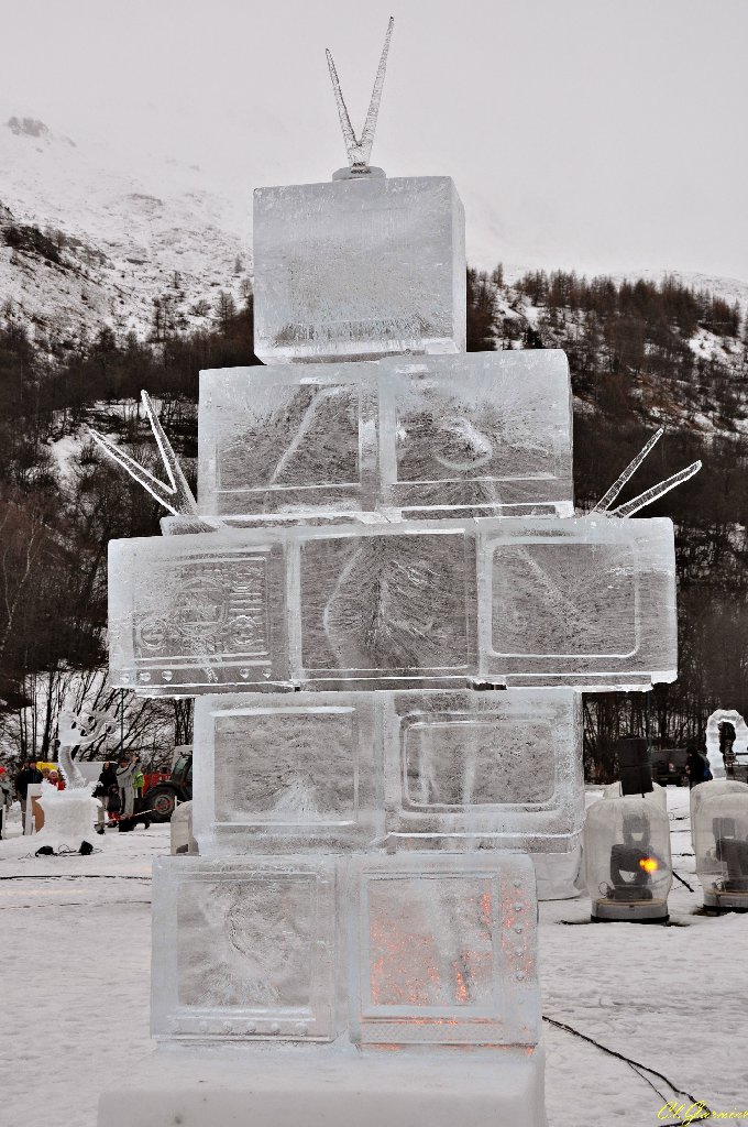 1501256_Sale_of_TVs.JPG - Sale of TVs - Sculpture sur Glace - Valloire 2015