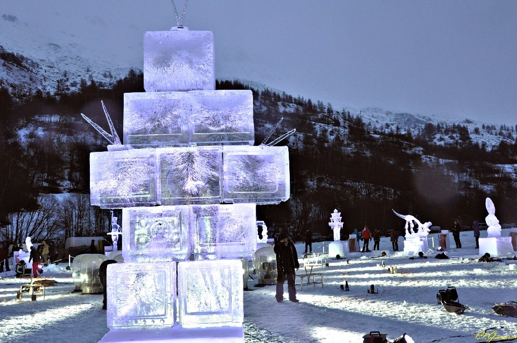 1501297_Sale_of_TVs.JPG - Sale of TVs - Sculpture sur Glace - Valloire 2015