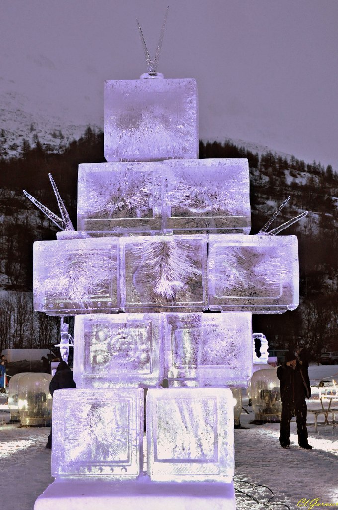 1501298_Sale_of_TVs.JPG - Sale of TVs - Sculpture sur Glace - Valloire 2015