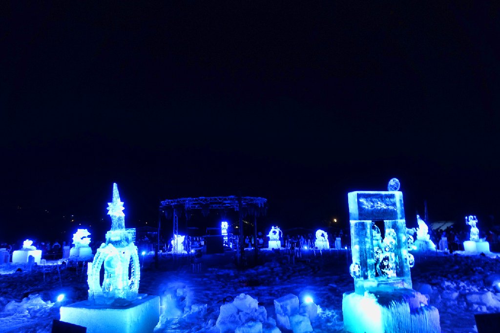 N1-vue-ensemble-scultputre-de-glace-nuit.JPG -                                