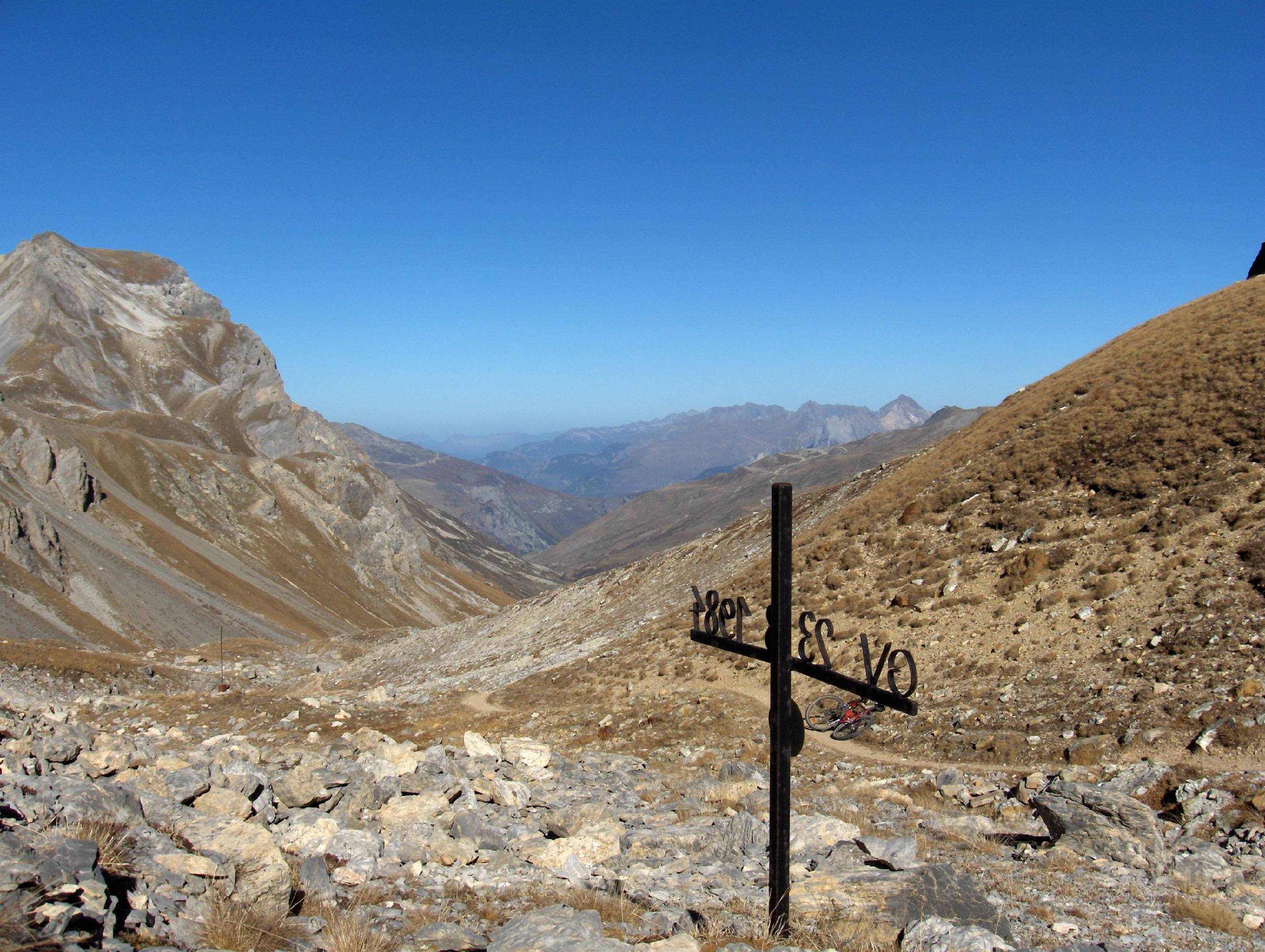C24 croix militaire  en dessous col de la plagnette de andre vallet.JPG