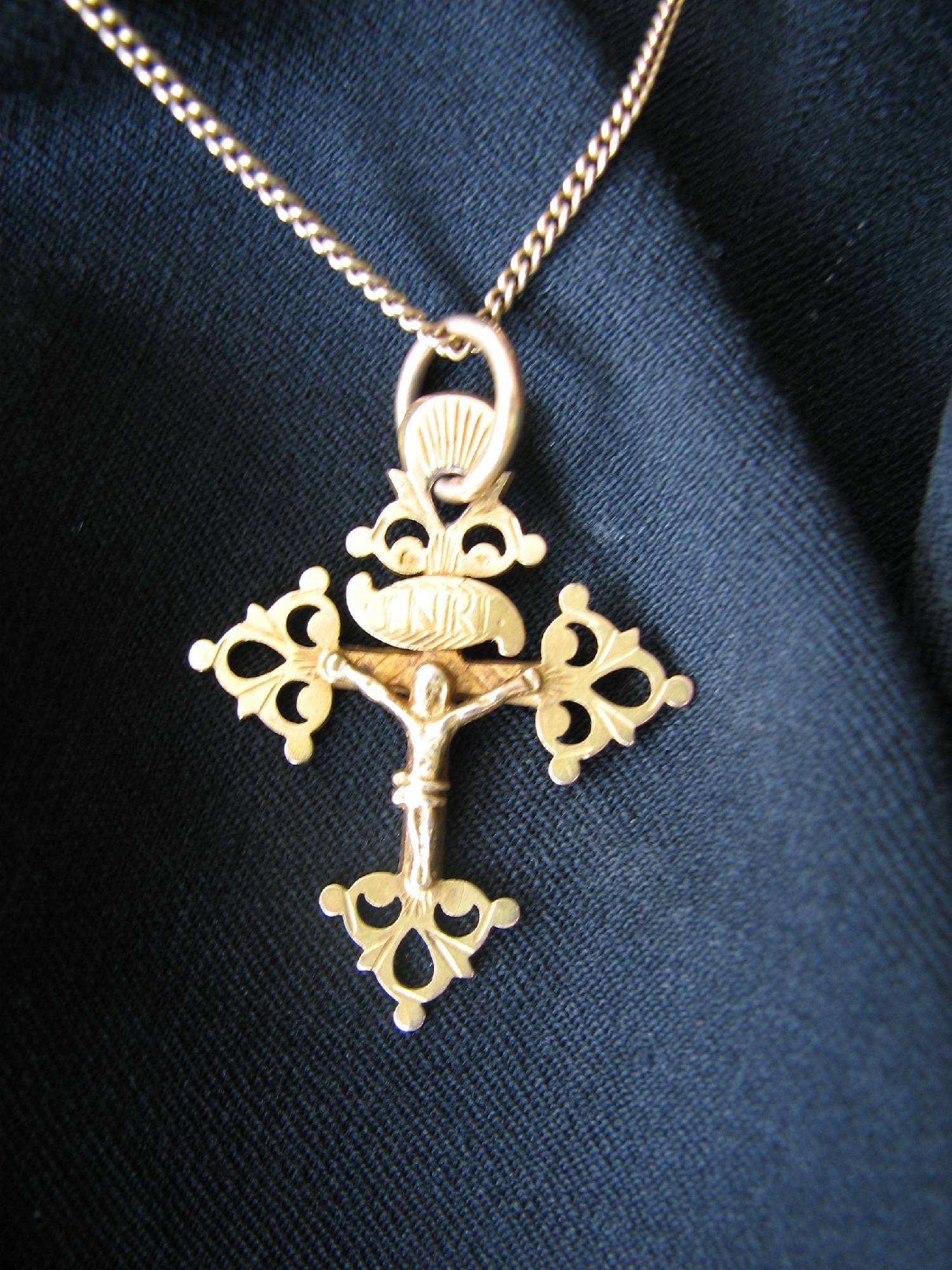 C23 croix bijou de claire leraistre.jpg