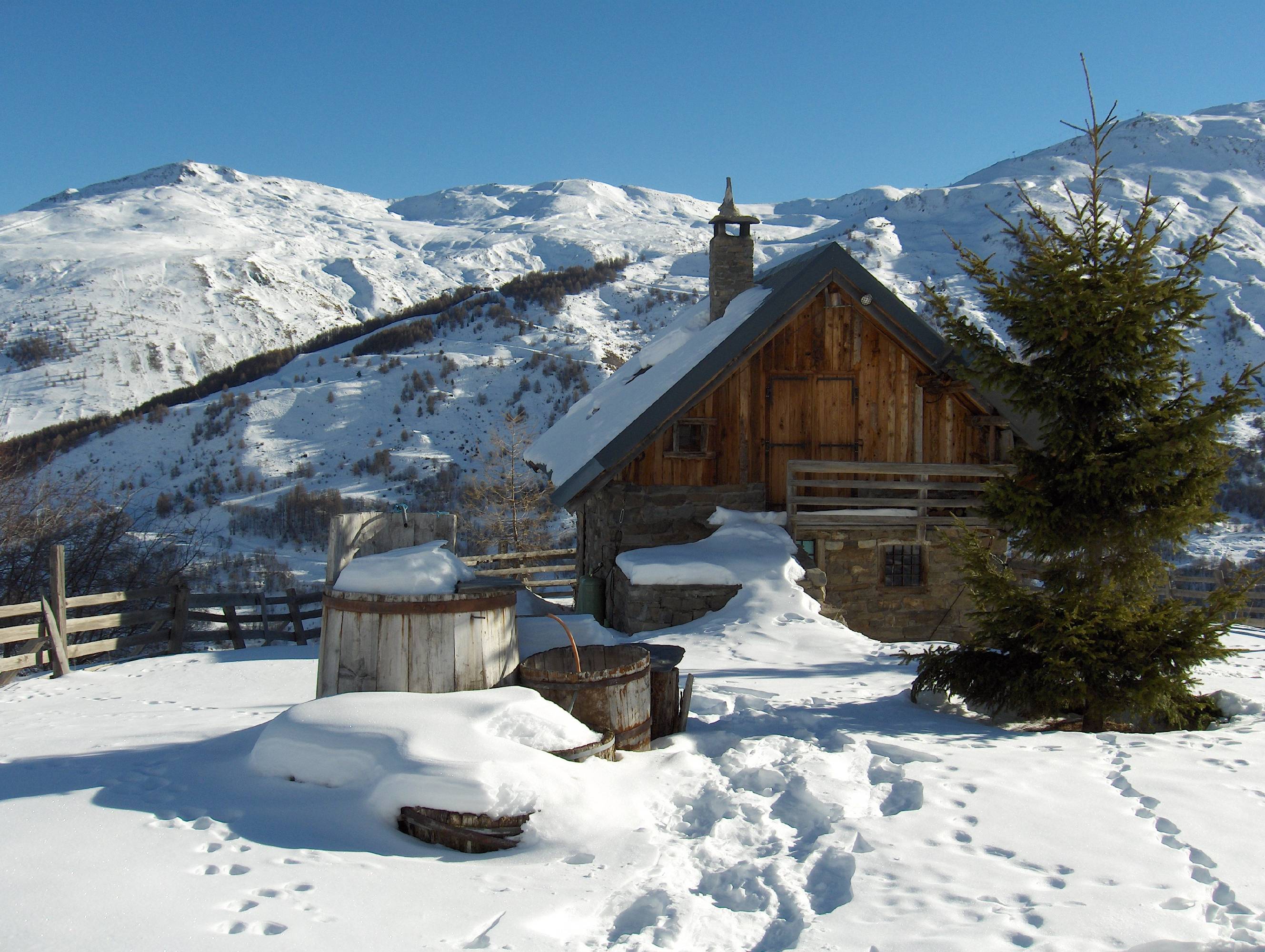 M04-chalet-de-beau-journal-hiver-de-joseph-emelien.JPG