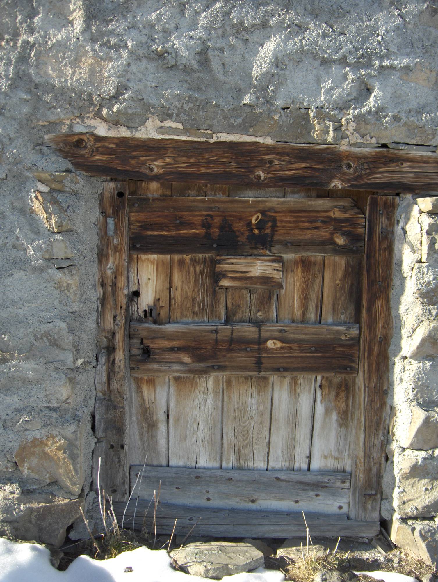 M17-Porte-du-chalet-du-pre-vessin-de-laure-guillierme.JPG