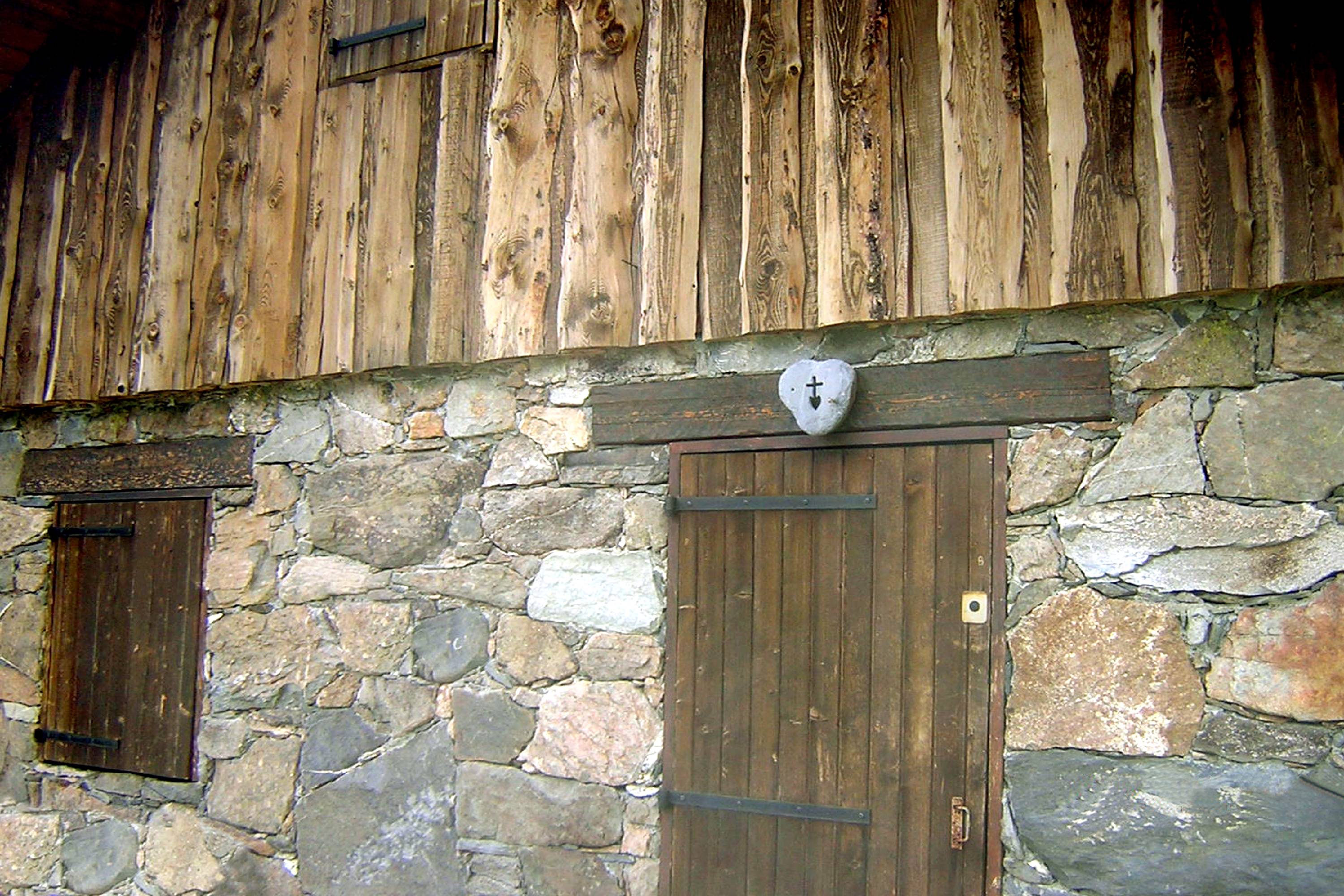 M18-Detail-coeur-dans-pierre-du-chalet-de-Pragauthier-de-Christian-Lauby.jpg -           