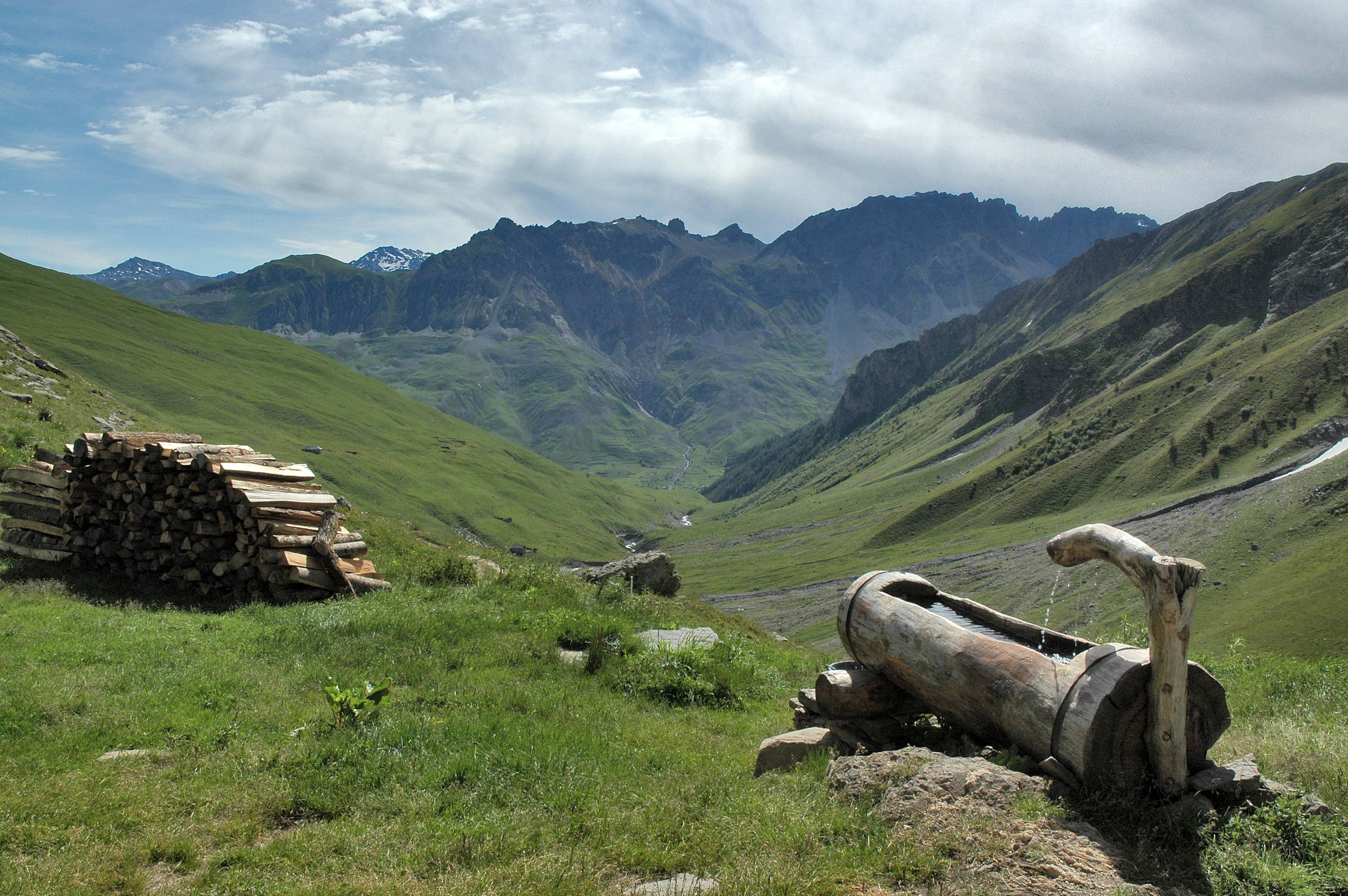 B30-Abreuvoir-dans-le-vallon-des-Aiguilles-d-Arves-de-Christian-Merentier.JPG