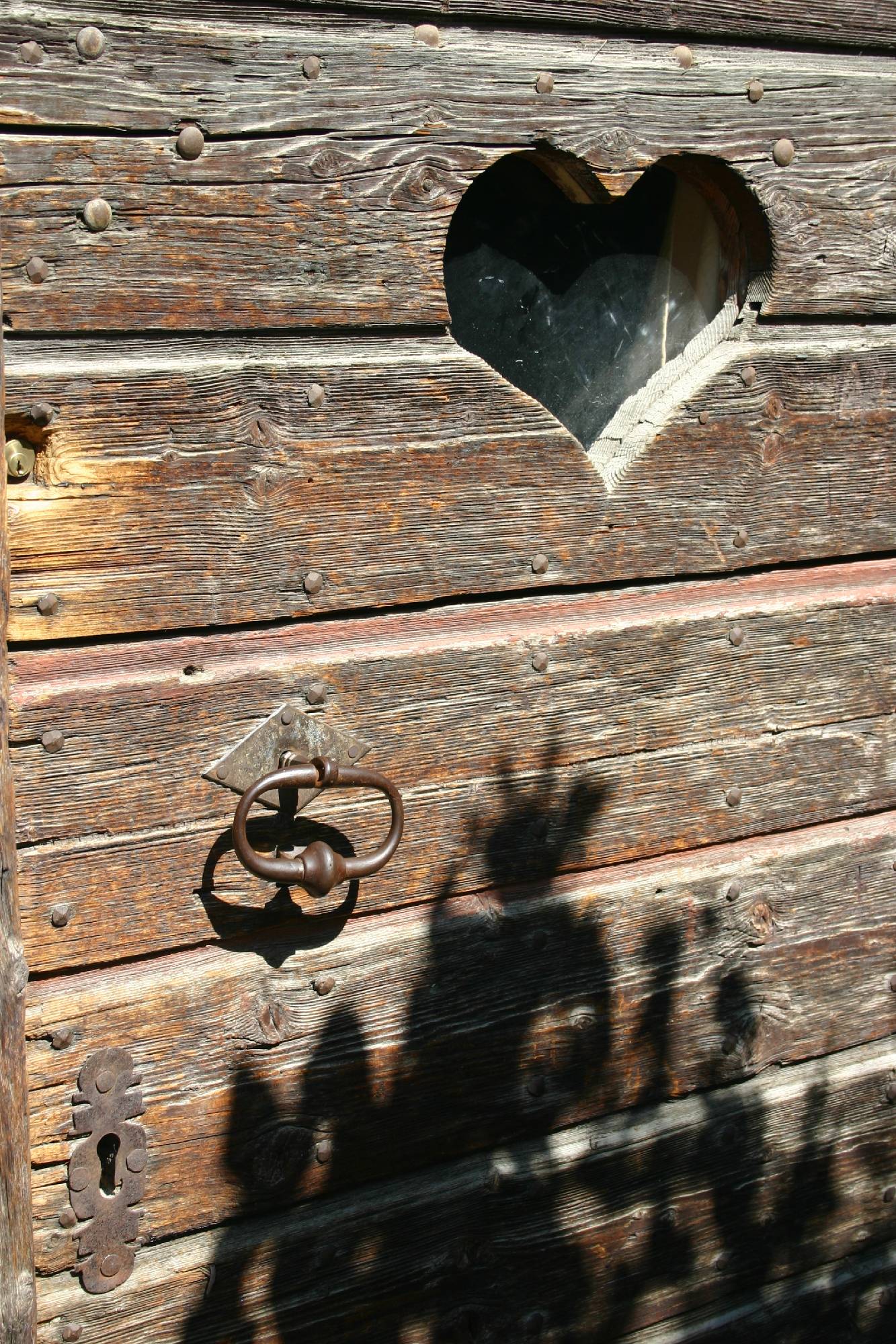 B39-Lucarne-en-forme-de-coeur-dans-vieille-porte-de-madame-Dodat.JPG