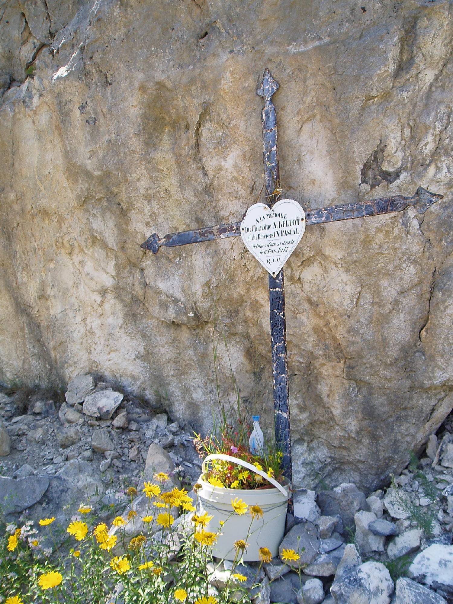 P08-croix-sur-le- chemin-d-Albanette-de-Gerard-Gourlan.JPG
