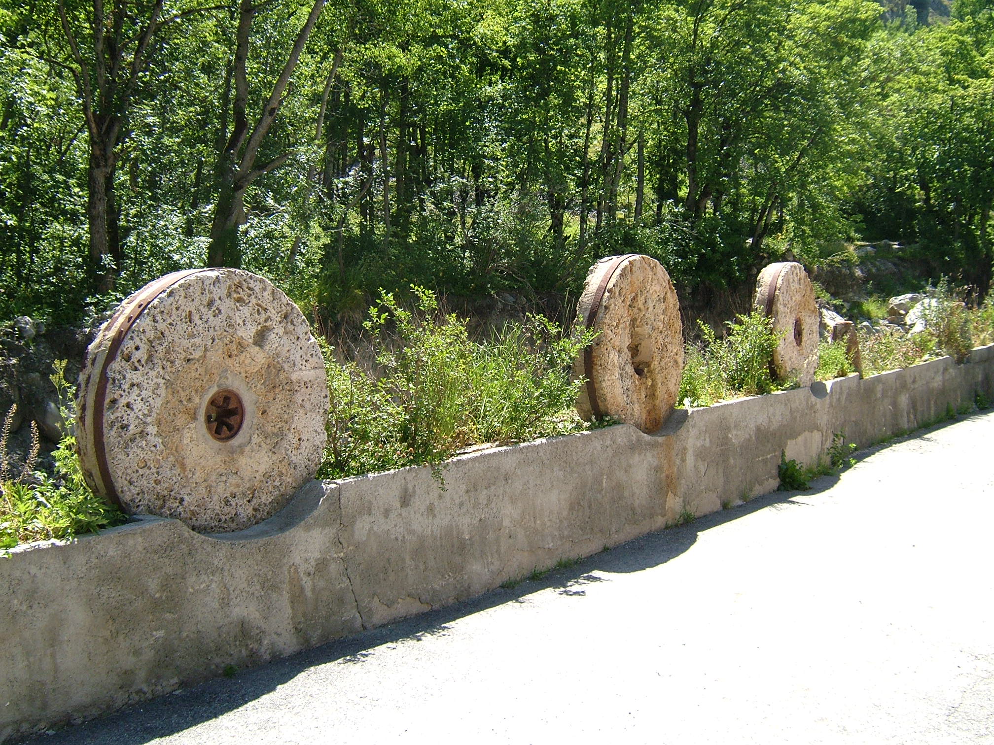 P25-anciennes-meules-du-Moulin-de-Benjamin-de-Daniel-Ervyn.JPG