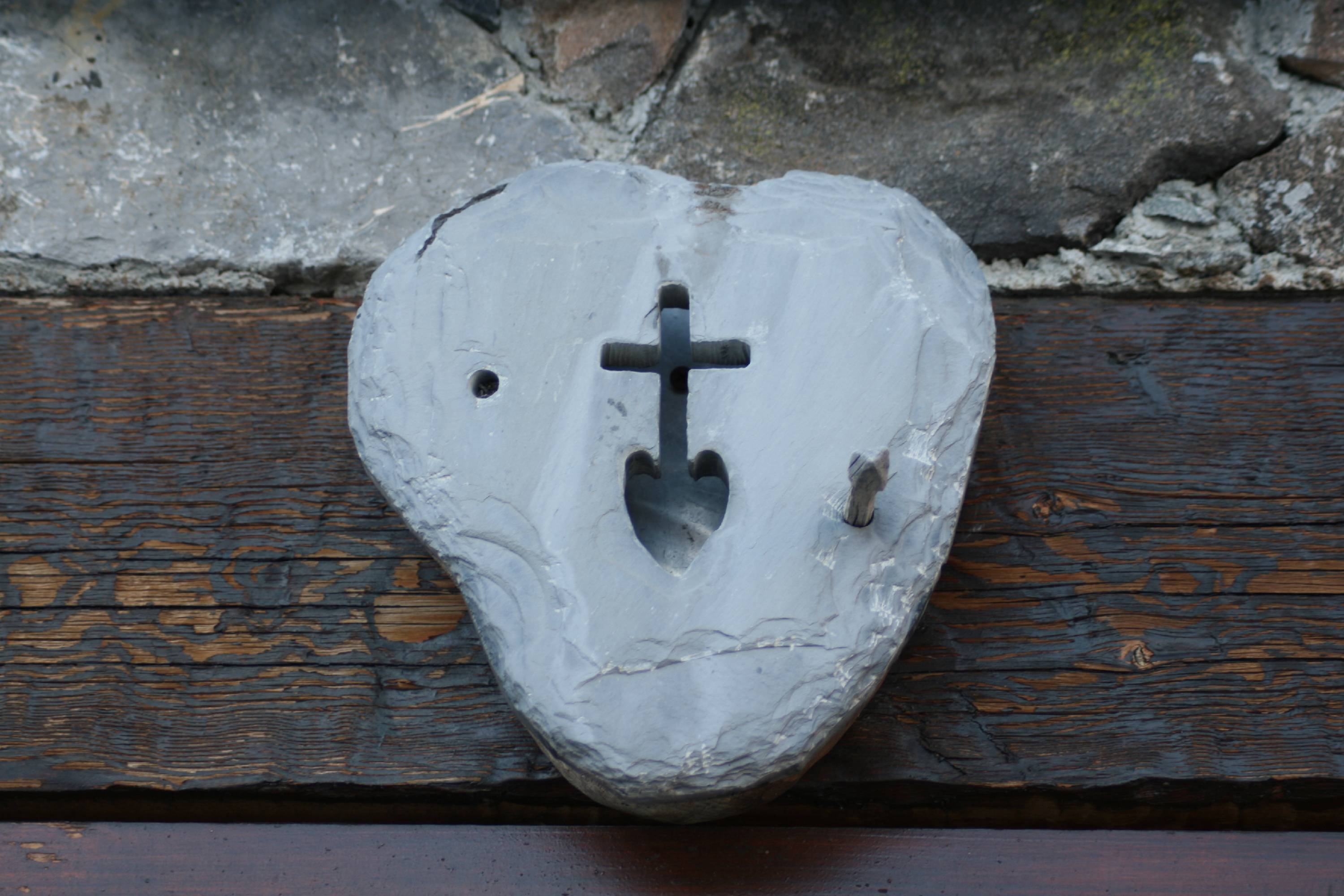 P29-Coeur-sur-Linteau-de-porte-de-Hubert-Dodat.JPG