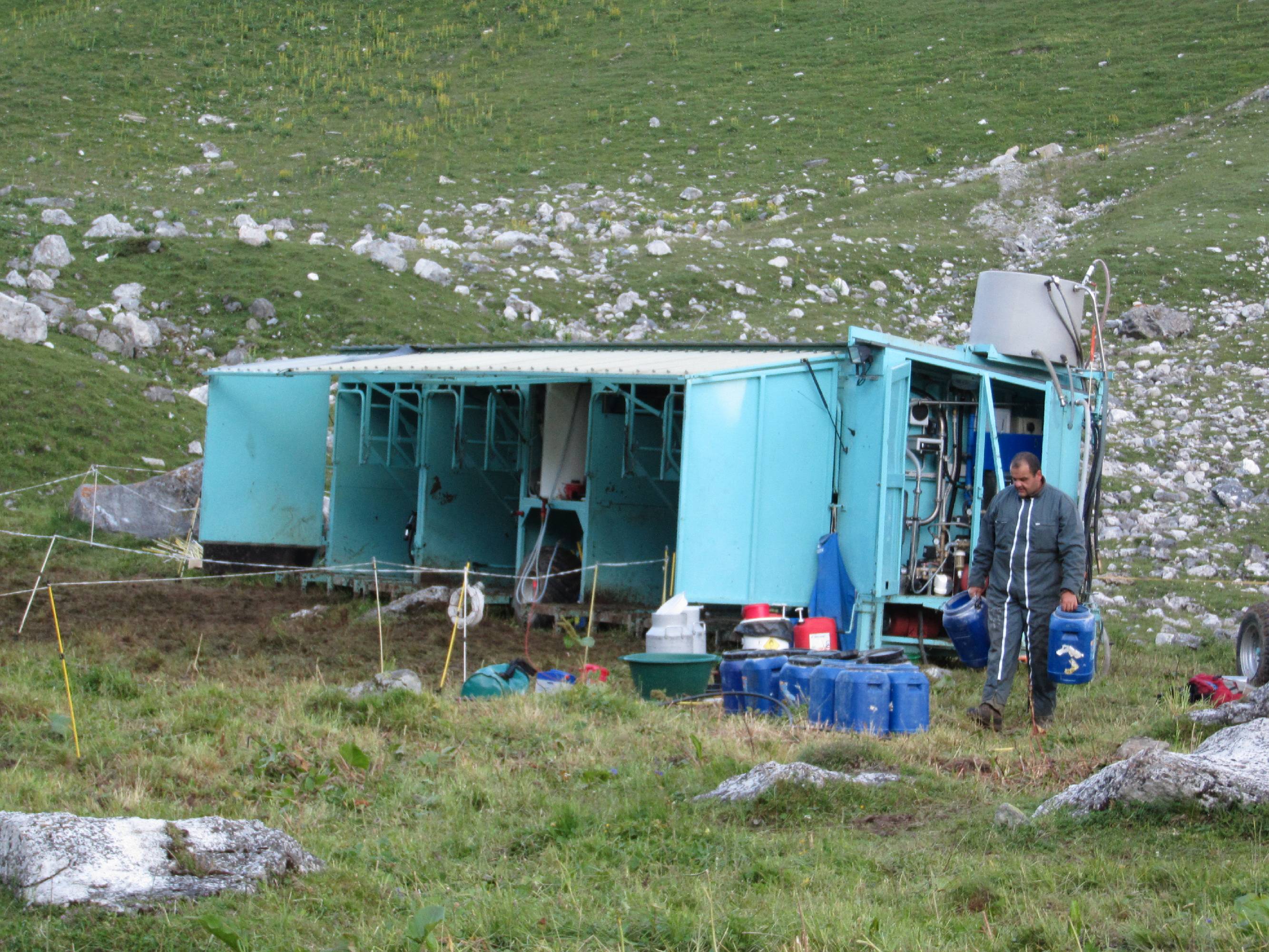 HM16-Agriculture-Traite-des-vaches-refuge-du-roc-de-la-peche-de-Meije_Emelien.JPG