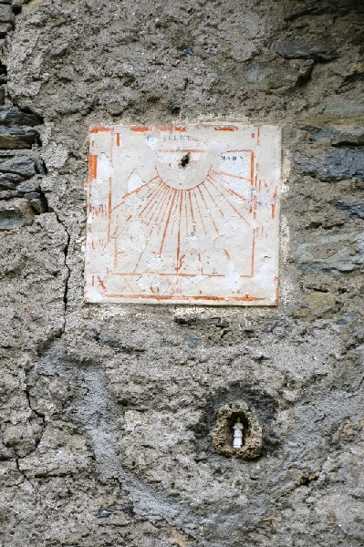 MD29-Mur-au-cadran-solaire-et-statuette-de-saint-a-Bonneval-sur-Arc-de-Denis-Stoeser.jpg