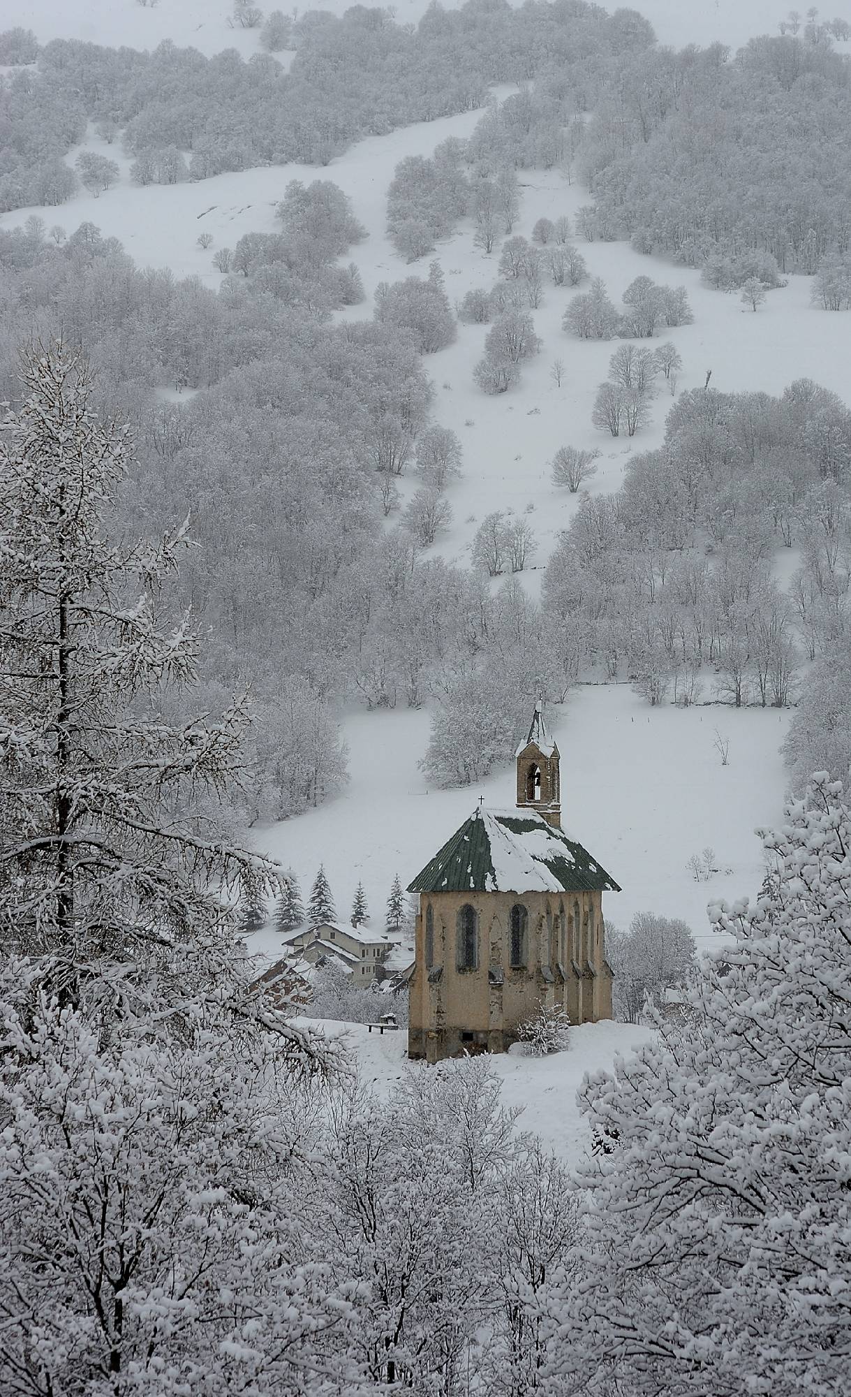 NG05-La-chapelle-St-Pierre-dans-son-ecrin-blanc-de-Guillaume-Verzier.jpg