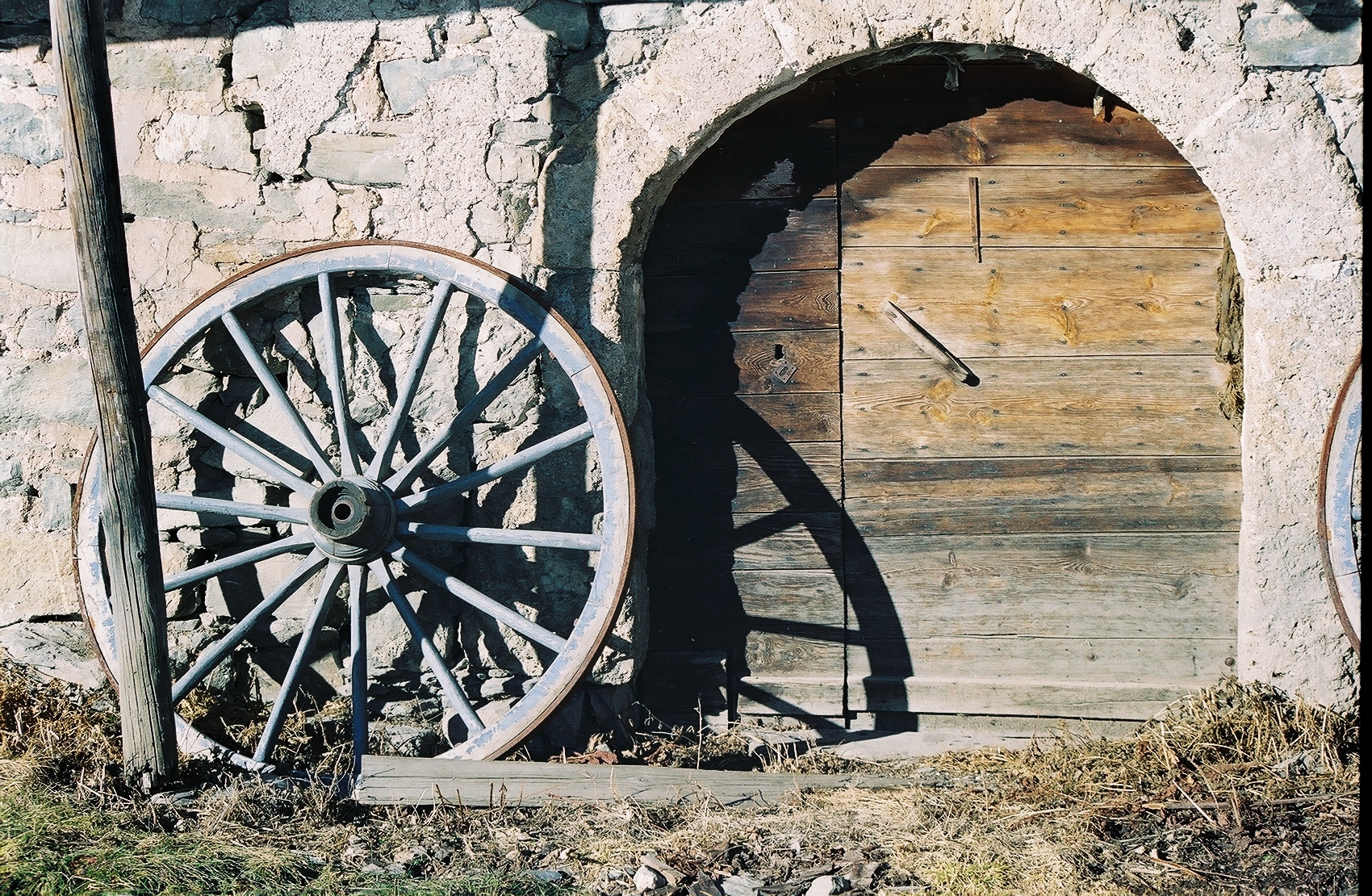 VA03-roue-de-Charette-et-porte-voutee-d-etable-de-Francois-Murat.jpg