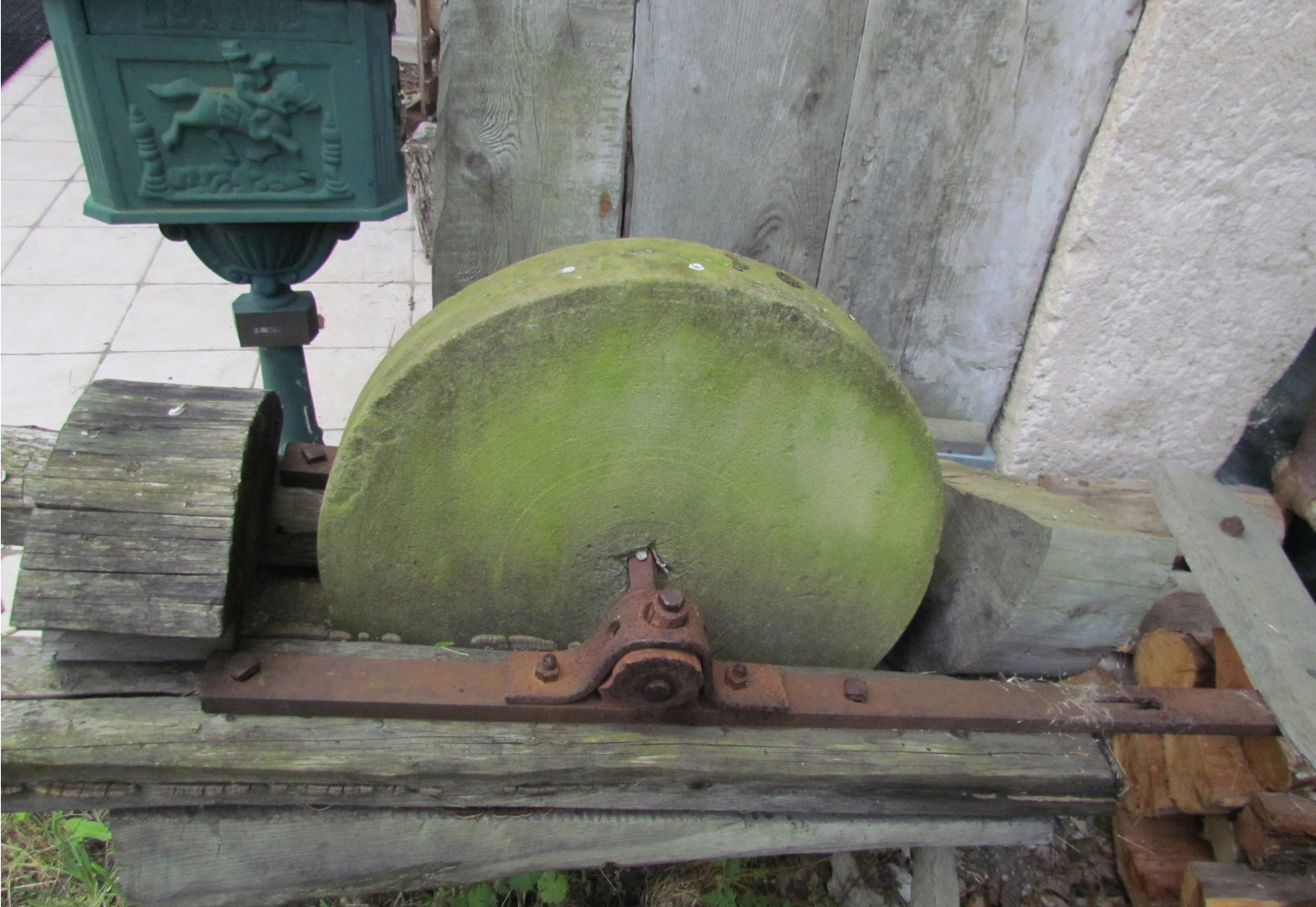 VA17-Meule-a-aiguiser-les-outils-Montricher-de-Gerard-Gourlan.jpg -                                