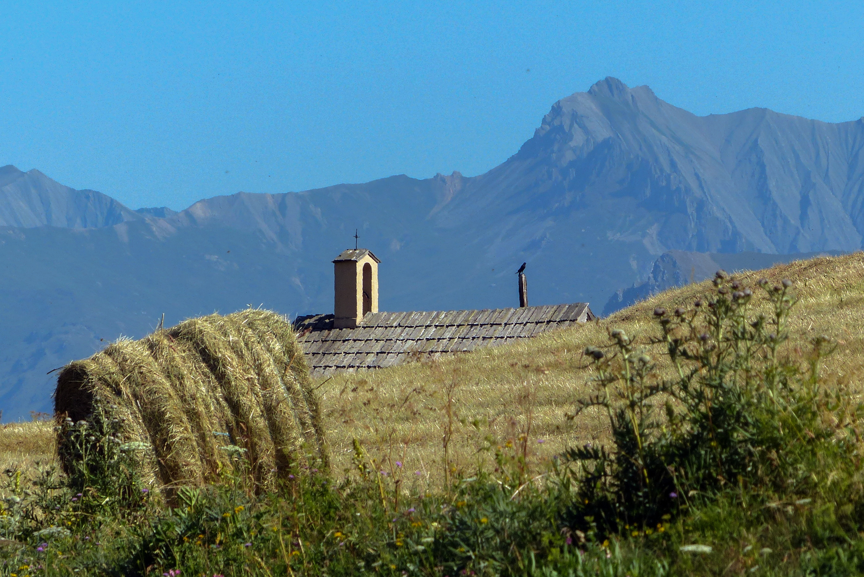 PNS06-Chapelle-de-Geneuil-avec-ses-tuiles-de-bois-et-Perron des encombres-de-maxime-Breart.jpg